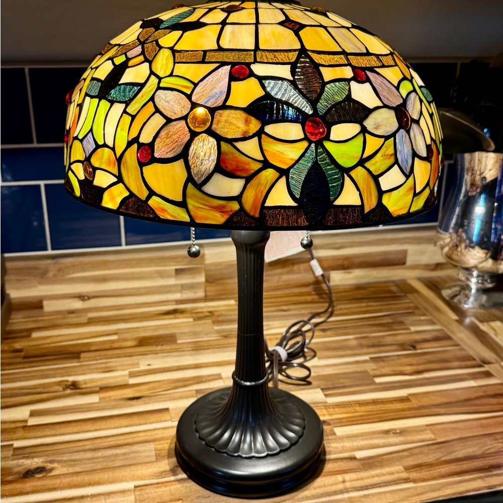 Vintage Quoizel Kami 23” Tiffany-Style Table Lamp